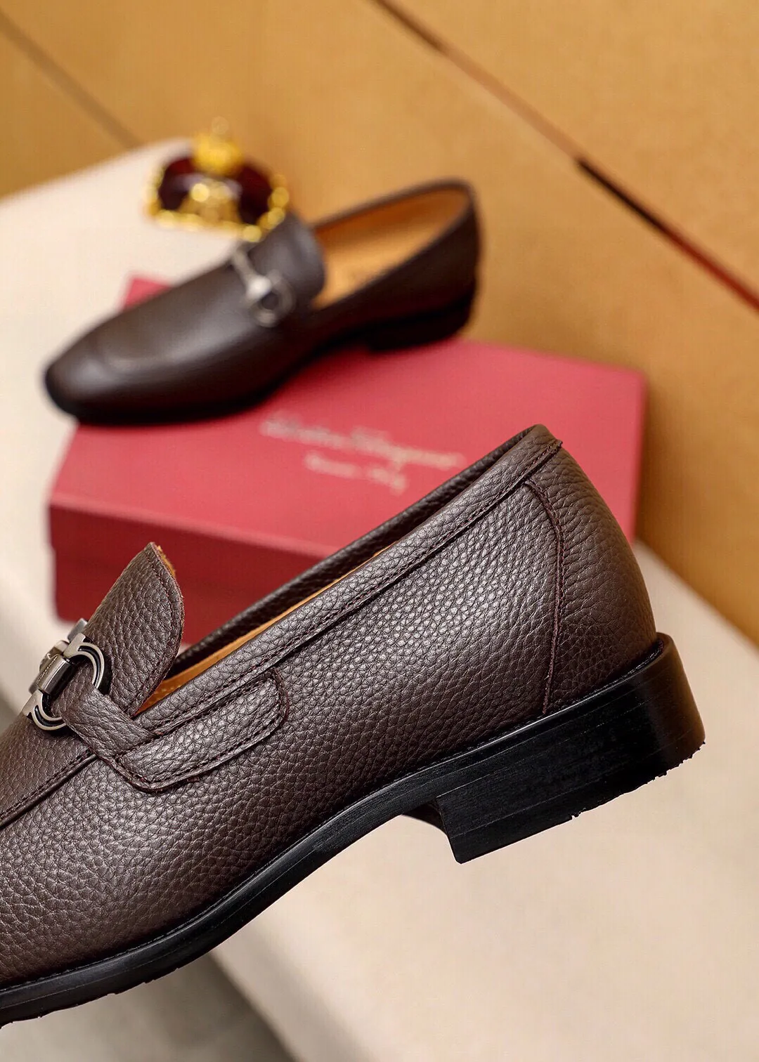 Men's shoes 💰480 💐 Product trademark: Ferragamo "Ferragamo" casual leather shoes Regular size: 38-44 (45🉑️customized) Product materials: Selected imported first-layer pebbled cowhide leather upper + luxury hardware buckle, imported water-dyed cowhide leather lining. Strong three-dimensional visual effect, original outsole Color: 3⃣️colors available